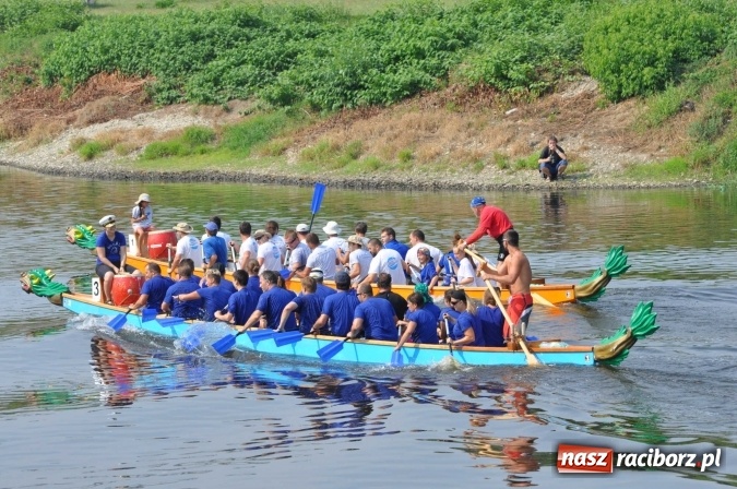 Zdjęcie w galerii na portalu naszraciborz.pl: Zobacz jak Czesi ożywiają Odrę. W Chałupkach-Boguminie zorganizowano czwarte już wyścigi smoczych łodzi wiadomości z regionu