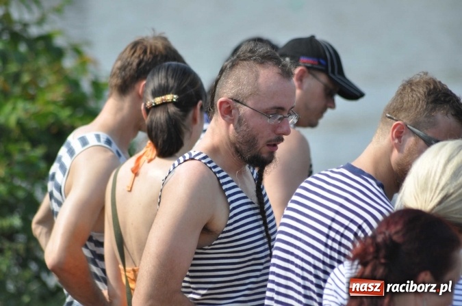 Zdjęcie w galerii na portalu naszraciborz.pl: Zobacz jak Czesi ożywiają Odrę. W Chałupkach-Boguminie zorganizowano czwarte już wyścigi smoczych łodzi wiadomości z regionu