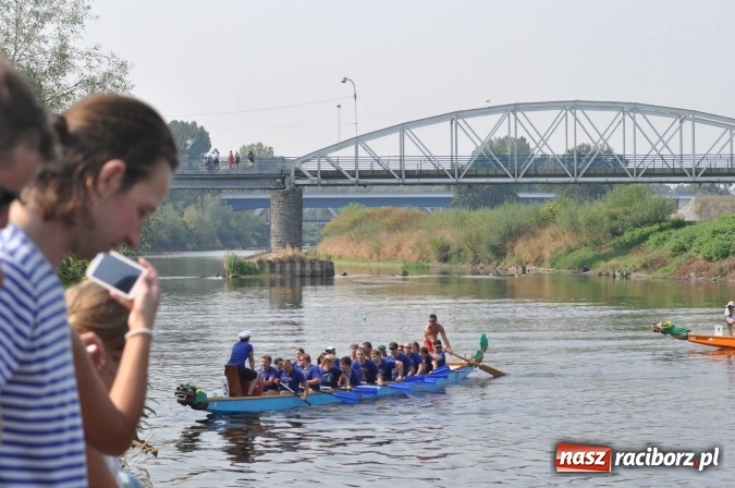 Zdjęcie w galerii na portalu naszraciborz.pl: Zobacz jak Czesi ożywiają Odrę. W Chałupkach-Boguminie zorganizowano czwarte już wyścigi smoczych łodzi wiadomości z regionu