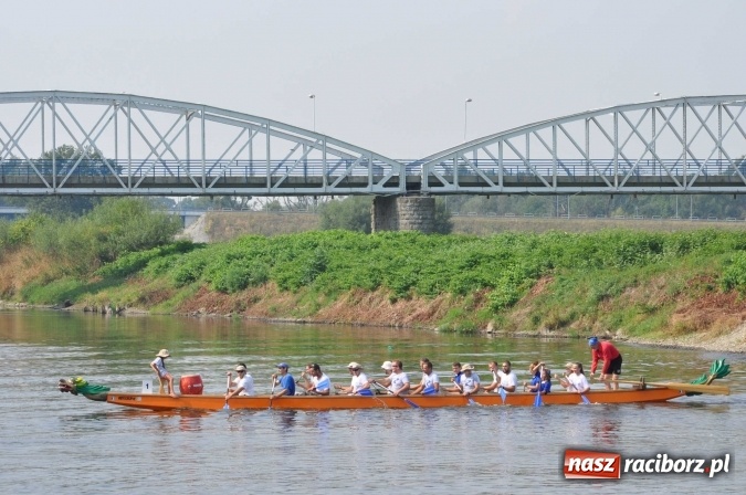 Zdjęcie w galerii na portalu naszraciborz.pl: Zobacz jak Czesi ożywiają Odrę. W Chałupkach-Boguminie zorganizowano czwarte już wyścigi smoczych łodzi wiadomości z regionu