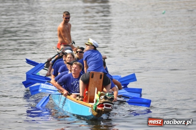 Zdjęcie w galerii na portalu naszraciborz.pl: Zobacz jak Czesi ożywiają Odrę. W Chałupkach-Boguminie zorganizowano czwarte już wyścigi smoczych łodzi wiadomości z regionu