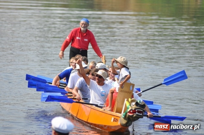 Zdjęcie w galerii na portalu naszraciborz.pl: Zobacz jak Czesi ożywiają Odrę. W Chałupkach-Boguminie zorganizowano czwarte już wyścigi smoczych łodzi wiadomości z regionu