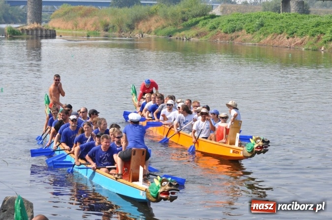 Zdjęcie w galerii na portalu naszraciborz.pl: Zobacz jak Czesi ożywiają Odrę. W Chałupkach-Boguminie zorganizowano czwarte już wyścigi smoczych łodzi wiadomości z regionu