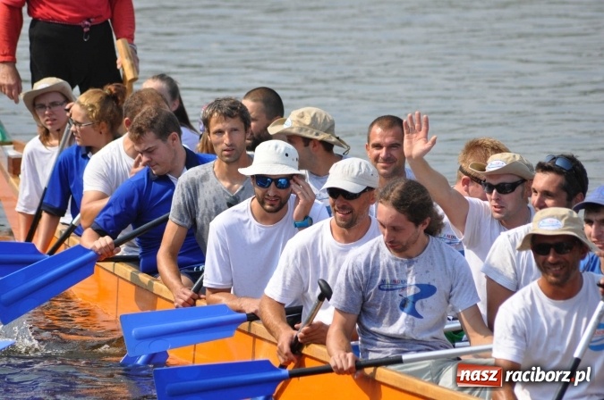 Zdjęcie w galerii na portalu naszraciborz.pl: Zobacz jak Czesi ożywiają Odrę. W Chałupkach-Boguminie zorganizowano czwarte już wyścigi smoczych łodzi wiadomości z regionu