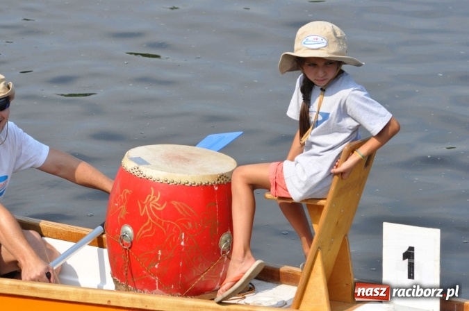 Zdjęcie w galerii na portalu naszraciborz.pl: Zobacz jak Czesi ożywiają Odrę. W Chałupkach-Boguminie zorganizowano czwarte już wyścigi smoczych łodzi wiadomości z regionu