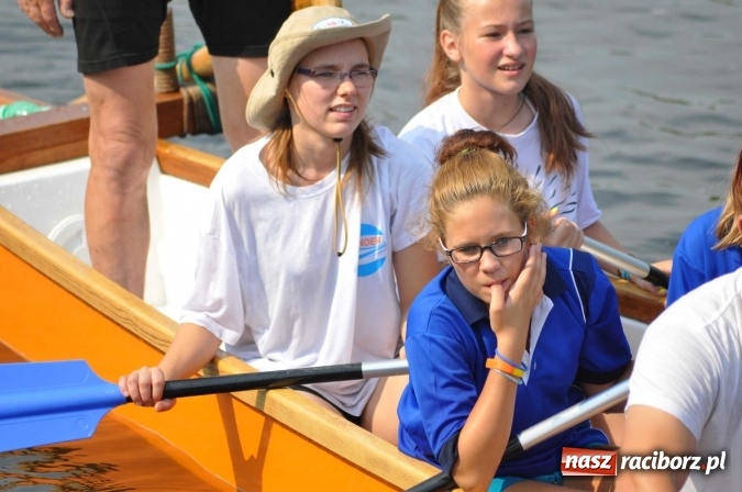 Zdjęcie w galerii na portalu naszraciborz.pl: Zobacz jak Czesi ożywiają Odrę. W Chałupkach-Boguminie zorganizowano czwarte już wyścigi smoczych łodzi wiadomości z regionu