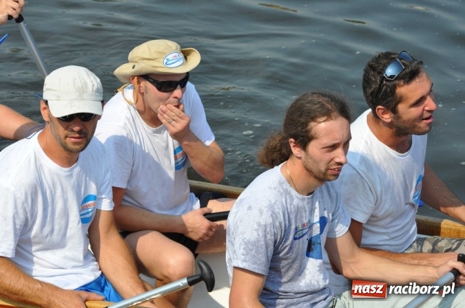 Zdjęcie w galerii na portalu naszraciborz.pl: Zobacz jak Czesi ożywiają Odrę. W Chałupkach-Boguminie zorganizowano czwarte już wyścigi smoczych łodzi wiadomości z regionu