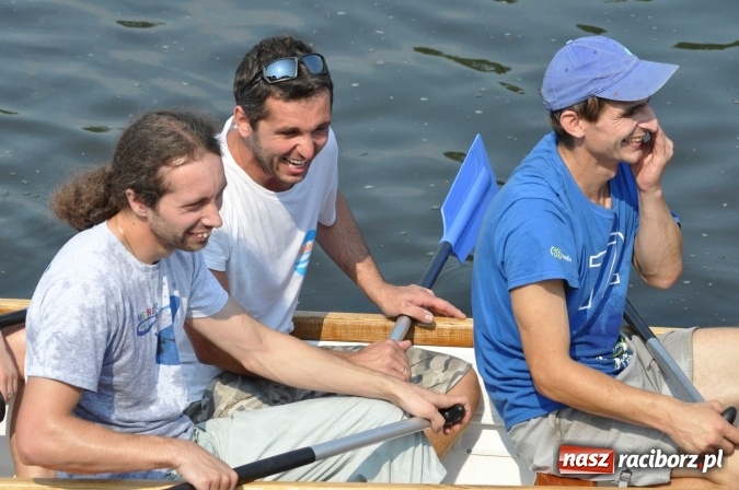 Zdjęcie w galerii na portalu naszraciborz.pl: Zobacz jak Czesi ożywiają Odrę. W Chałupkach-Boguminie zorganizowano czwarte już wyścigi smoczych łodzi wiadomości z regionu