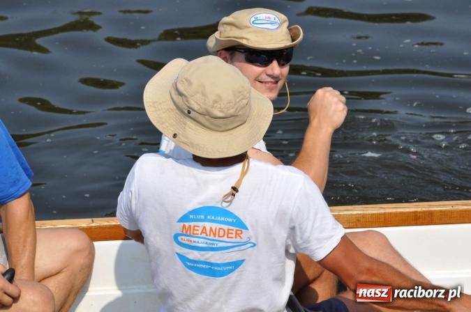 Zdjęcie w galerii na portalu naszraciborz.pl: Zobacz jak Czesi ożywiają Odrę. W Chałupkach-Boguminie zorganizowano czwarte już wyścigi smoczych łodzi wiadomości z regionu