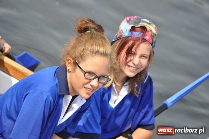 Zdjęcie w galerii na portalu naszraciborz.pl: Zobacz jak Czesi ożywiają Odrę. W Chałupkach-Boguminie zorganizowano czwarte już wyścigi smoczych łodzi wiadomości z regionu