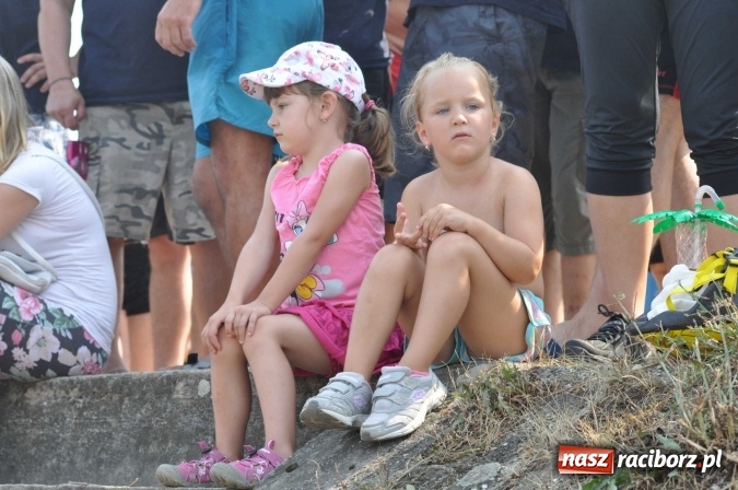 Zdjęcie w galerii na portalu naszraciborz.pl: Zobacz jak Czesi ożywiają Odrę. W Chałupkach-Boguminie zorganizowano czwarte już wyścigi smoczych łodzi wiadomości z regionu