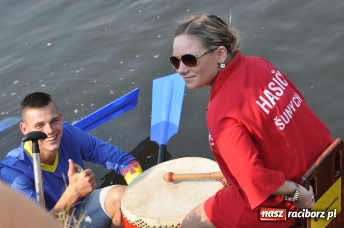 Zdjęcie w galerii na portalu naszraciborz.pl: Zobacz jak Czesi ożywiają Odrę. W Chałupkach-Boguminie zorganizowano czwarte już wyścigi smoczych łodzi wiadomości z regionu