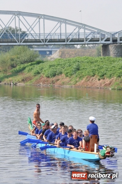Zdjęcie w galerii na portalu naszraciborz.pl: Zobacz jak Czesi ożywiają Odrę. W Chałupkach-Boguminie zorganizowano czwarte już wyścigi smoczych łodzi wiadomości z regionu