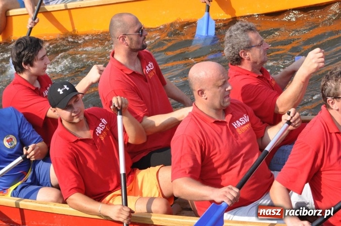 Zdjęcie w galerii na portalu naszraciborz.pl: Zobacz jak Czesi ożywiają Odrę. W Chałupkach-Boguminie zorganizowano czwarte już wyścigi smoczych łodzi wiadomości z regionu