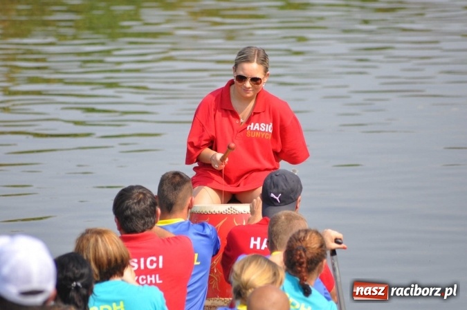 Zdjęcie w galerii na portalu naszraciborz.pl: Zobacz jak Czesi ożywiają Odrę. W Chałupkach-Boguminie zorganizowano czwarte już wyścigi smoczych łodzi wiadomości z regionu