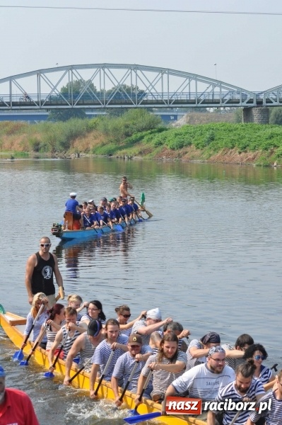 Zdjęcie w galerii na portalu naszraciborz.pl: Zobacz jak Czesi ożywiają Odrę. W Chałupkach-Boguminie zorganizowano czwarte już wyścigi smoczych łodzi wiadomości z regionu
