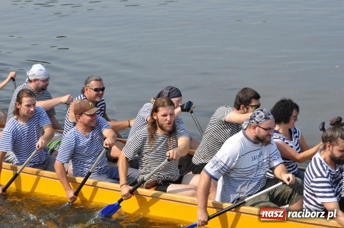 Zdjęcie w galerii na portalu naszraciborz.pl: Zobacz jak Czesi ożywiają Odrę. W Chałupkach-Boguminie zorganizowano czwarte już wyścigi smoczych łodzi wiadomości z regionu