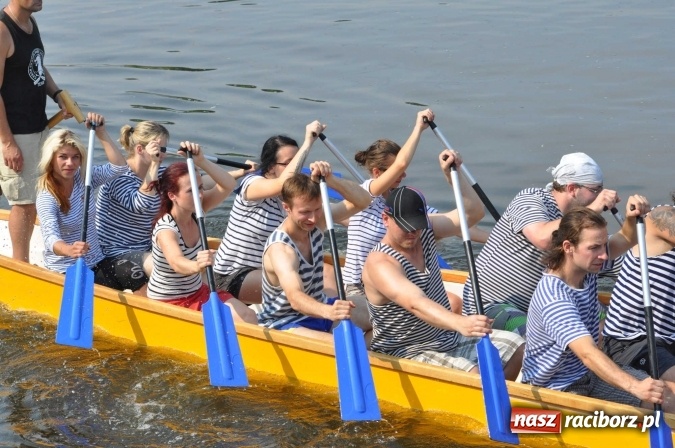 Zdjęcie w galerii na portalu naszraciborz.pl: Zobacz jak Czesi ożywiają Odrę. W Chałupkach-Boguminie zorganizowano czwarte już wyścigi smoczych łodzi wiadomości z regionu