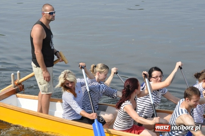 Zdjęcie w galerii na portalu naszraciborz.pl: Zobacz jak Czesi ożywiają Odrę. W Chałupkach-Boguminie zorganizowano czwarte już wyścigi smoczych łodzi wiadomości z regionu