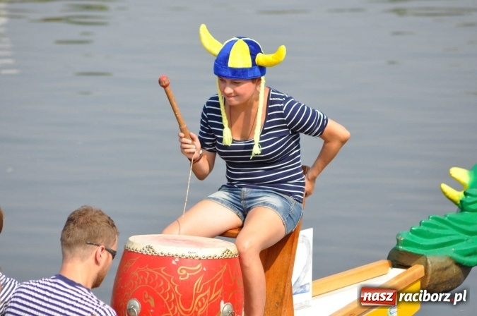 Zdjęcie w galerii na portalu naszraciborz.pl: Zobacz jak Czesi ożywiają Odrę. W Chałupkach-Boguminie zorganizowano czwarte już wyścigi smoczych łodzi wiadomości z regionu