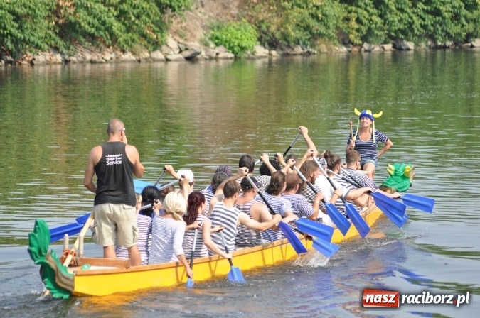 Zdjęcie w galerii na portalu naszraciborz.pl: Zobacz jak Czesi ożywiają Odrę. W Chałupkach-Boguminie zorganizowano czwarte już wyścigi smoczych łodzi wiadomości z regionu