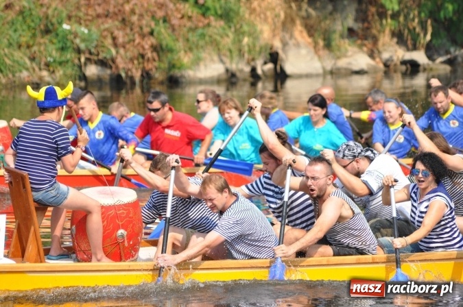 Zdjęcie w galerii na portalu naszraciborz.pl: Zobacz jak Czesi ożywiają Odrę. W Chałupkach-Boguminie zorganizowano czwarte już wyścigi smoczych łodzi wiadomości z regionu