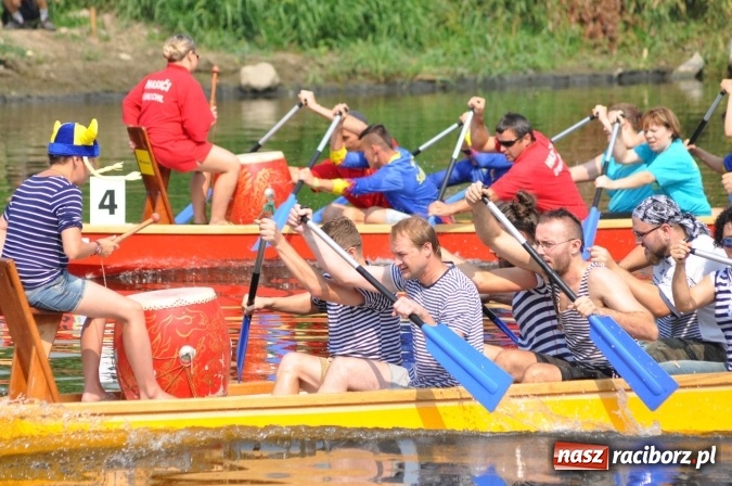 Zdjęcie w galerii na portalu naszraciborz.pl: Zobacz jak Czesi ożywiają Odrę. W Chałupkach-Boguminie zorganizowano czwarte już wyścigi smoczych łodzi wiadomości z regionu