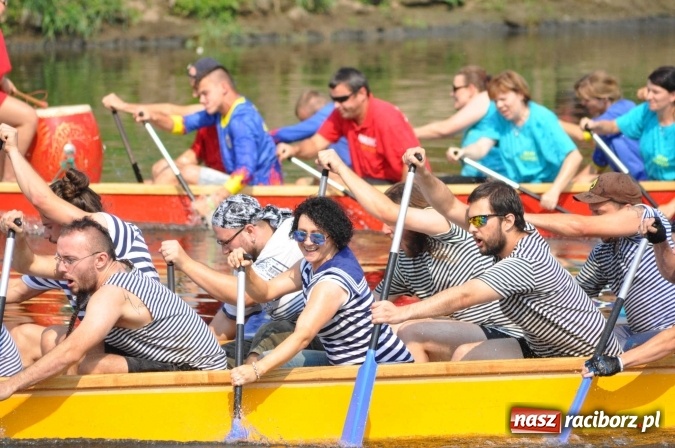 Zdjęcie w galerii na portalu naszraciborz.pl: Zobacz jak Czesi ożywiają Odrę. W Chałupkach-Boguminie zorganizowano czwarte już wyścigi smoczych łodzi wiadomości z regionu