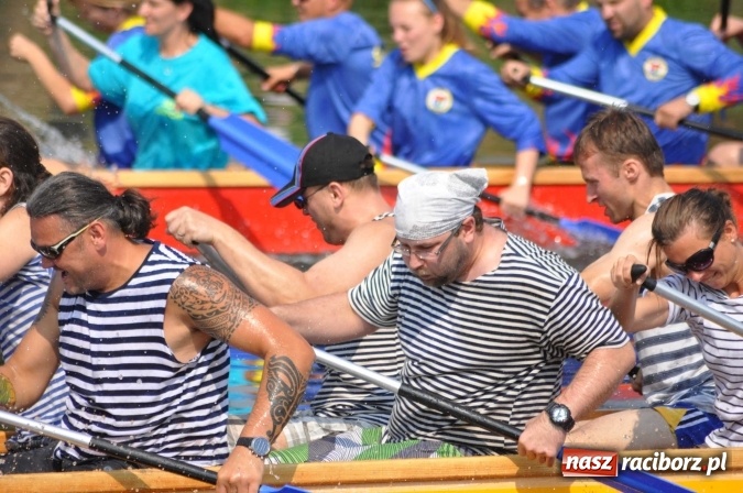 Zdjęcie w galerii na portalu naszraciborz.pl: Zobacz jak Czesi ożywiają Odrę. W Chałupkach-Boguminie zorganizowano czwarte już wyścigi smoczych łodzi wiadomości z regionu