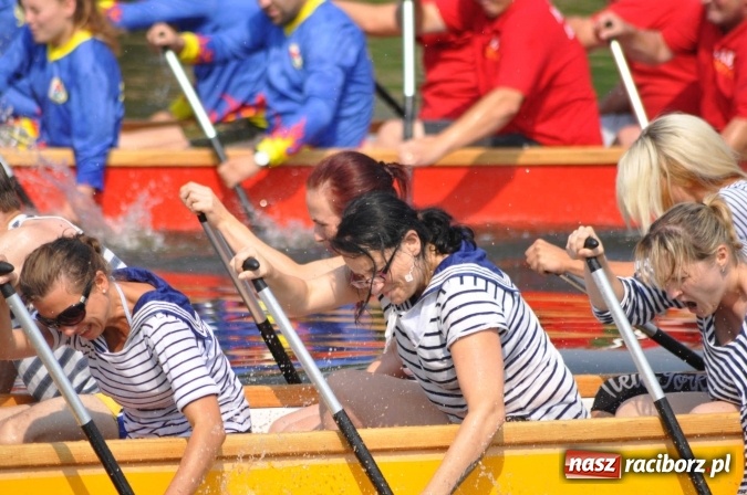 Zdjęcie w galerii na portalu naszraciborz.pl: Zobacz jak Czesi ożywiają Odrę. W Chałupkach-Boguminie zorganizowano czwarte już wyścigi smoczych łodzi wiadomości z regionu