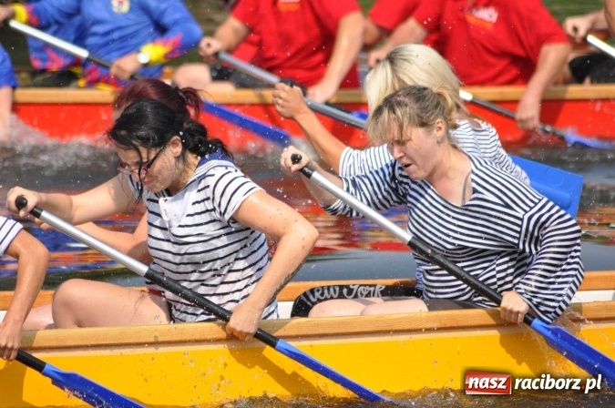 Zdjęcie w galerii na portalu naszraciborz.pl: Zobacz jak Czesi ożywiają Odrę. W Chałupkach-Boguminie zorganizowano czwarte już wyścigi smoczych łodzi wiadomości z regionu