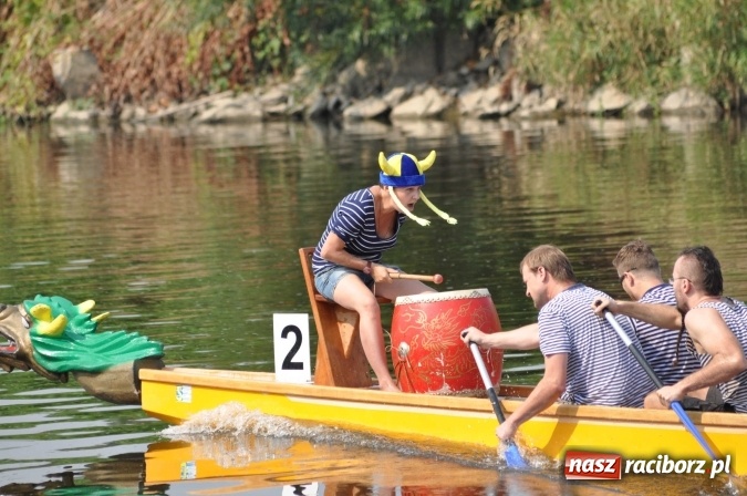 Zdjęcie w galerii na portalu naszraciborz.pl: Zobacz jak Czesi ożywiają Odrę. W Chałupkach-Boguminie zorganizowano czwarte już wyścigi smoczych łodzi wiadomości z regionu