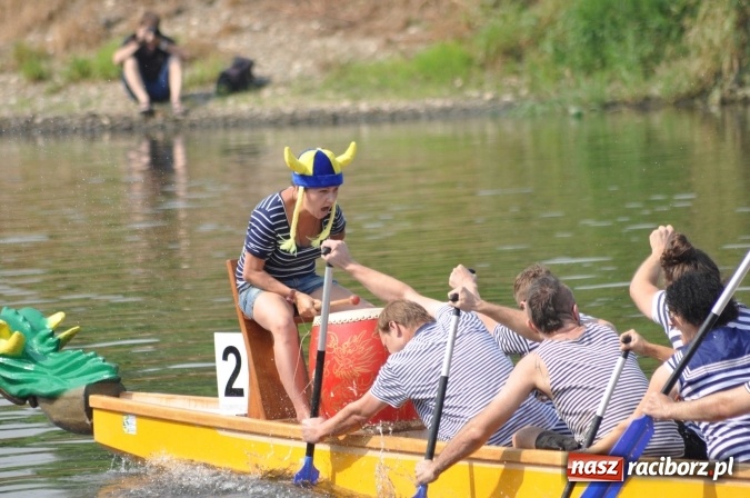 Zdjęcie w galerii na portalu naszraciborz.pl: Zobacz jak Czesi ożywiają Odrę. W Chałupkach-Boguminie zorganizowano czwarte już wyścigi smoczych łodzi wiadomości z regionu