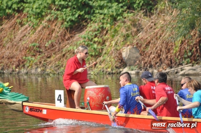 Zdjęcie w galerii na portalu naszraciborz.pl: Zobacz jak Czesi ożywiają Odrę. W Chałupkach-Boguminie zorganizowano czwarte już wyścigi smoczych łodzi wiadomości z regionu