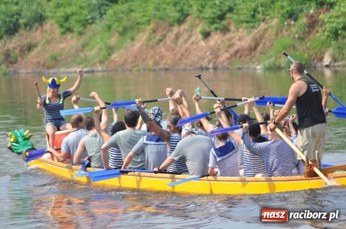 Zdjęcie w galerii na portalu naszraciborz.pl: Zobacz jak Czesi ożywiają Odrę. W Chałupkach-Boguminie zorganizowano czwarte już wyścigi smoczych łodzi wiadomości z regionu