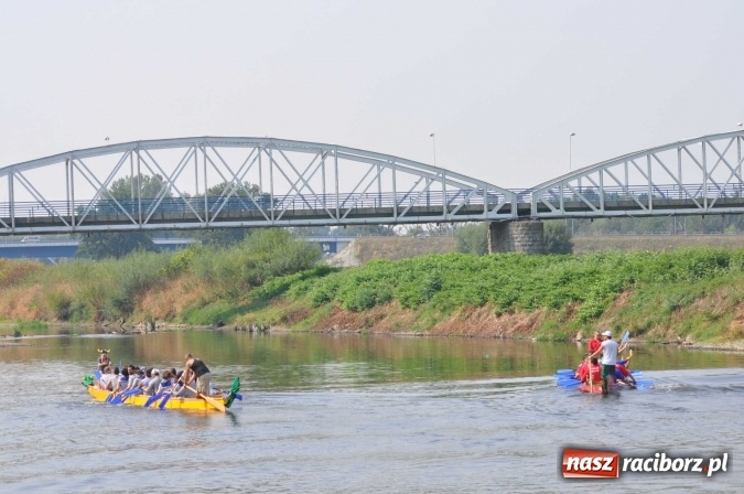Zdjęcie w galerii na portalu naszraciborz.pl: Zobacz jak Czesi ożywiają Odrę. W Chałupkach-Boguminie zorganizowano czwarte już wyścigi smoczych łodzi wiadomości z regionu
