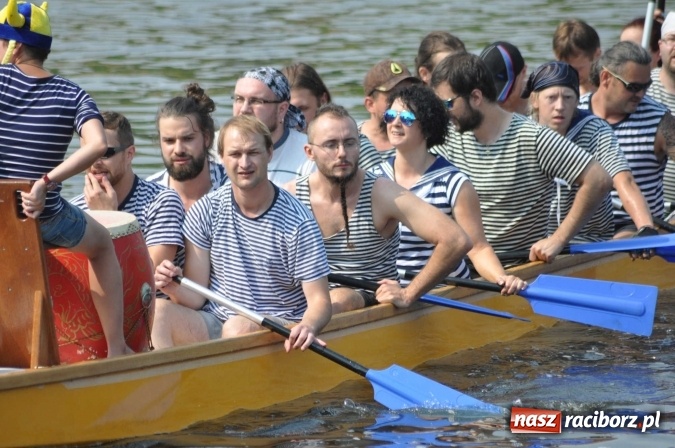 Zdjęcie w galerii na portalu naszraciborz.pl: Zobacz jak Czesi ożywiają Odrę. W Chałupkach-Boguminie zorganizowano czwarte już wyścigi smoczych łodzi wiadomości z regionu