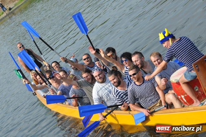 Zdjęcie w galerii na portalu naszraciborz.pl: Zobacz jak Czesi ożywiają Odrę. W Chałupkach-Boguminie zorganizowano czwarte już wyścigi smoczych łodzi wiadomości z regionu