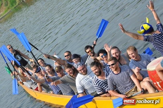 Zdjęcie w galerii na portalu naszraciborz.pl: Zobacz jak Czesi ożywiają Odrę. W Chałupkach-Boguminie zorganizowano czwarte już wyścigi smoczych łodzi wiadomości z regionu