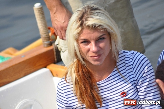 Zdjęcie w galerii na portalu naszraciborz.pl: Zobacz jak Czesi ożywiają Odrę. W Chałupkach-Boguminie zorganizowano czwarte już wyścigi smoczych łodzi wiadomości z regionu