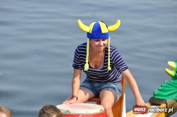 Zdjęcie w galerii na portalu naszraciborz.pl: Zobacz jak Czesi ożywiają Odrę. W Chałupkach-Boguminie zorganizowano czwarte już wyścigi smoczych łodzi wiadomości z regionu