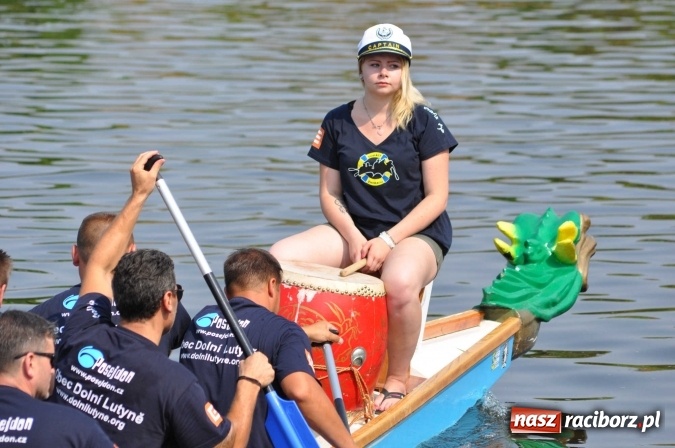 Zdjęcie w galerii na portalu naszraciborz.pl: Zobacz jak Czesi ożywiają Odrę. W Chałupkach-Boguminie zorganizowano czwarte już wyścigi smoczych łodzi wiadomości z regionu