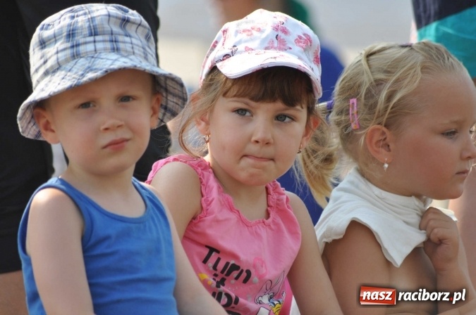 Zdjęcie w galerii na portalu naszraciborz.pl: Zobacz jak Czesi ożywiają Odrę. W Chałupkach-Boguminie zorganizowano czwarte już wyścigi smoczych łodzi wiadomości z regionu