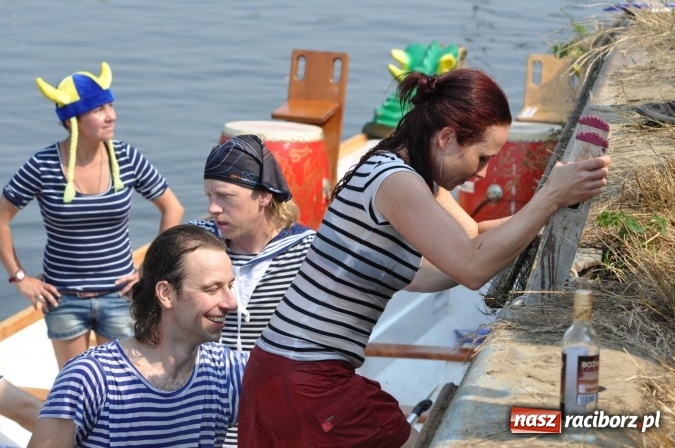 Zdjęcie w galerii na portalu naszraciborz.pl: Zobacz jak Czesi ożywiają Odrę. W Chałupkach-Boguminie zorganizowano czwarte już wyścigi smoczych łodzi wiadomości z regionu