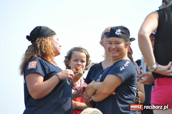 Zdjęcie w galerii na portalu naszraciborz.pl: Zobacz jak Czesi ożywiają Odrę. W Chałupkach-Boguminie zorganizowano czwarte już wyścigi smoczych łodzi wiadomości z regionu