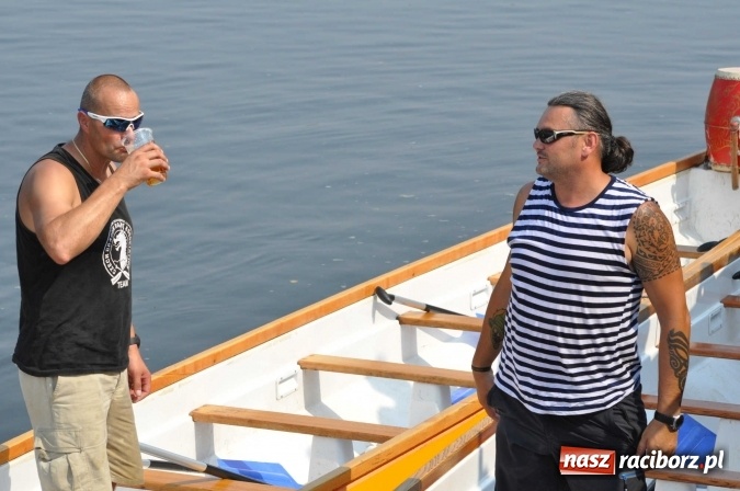 Zdjęcie w galerii na portalu naszraciborz.pl: Zobacz jak Czesi ożywiają Odrę. W Chałupkach-Boguminie zorganizowano czwarte już wyścigi smoczych łodzi wiadomości z regionu