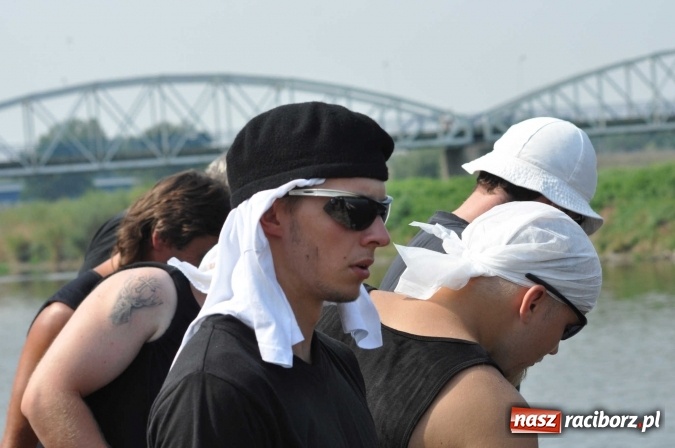 Zdjęcie w galerii na portalu naszraciborz.pl: Zobacz jak Czesi ożywiają Odrę. W Chałupkach-Boguminie zorganizowano czwarte już wyścigi smoczych łodzi wiadomości z regionu