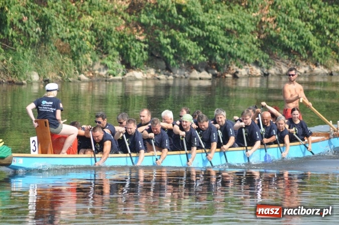 Zdjęcie w galerii na portalu naszraciborz.pl: Zobacz jak Czesi ożywiają Odrę. W Chałupkach-Boguminie zorganizowano czwarte już wyścigi smoczych łodzi wiadomości z regionu