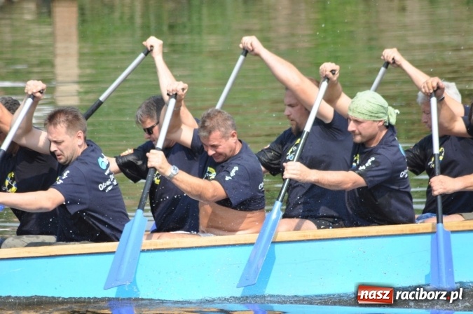 Zdjęcie w galerii na portalu naszraciborz.pl: Zobacz jak Czesi ożywiają Odrę. W Chałupkach-Boguminie zorganizowano czwarte już wyścigi smoczych łodzi wiadomości z regionu
