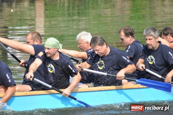Zdjęcie w galerii na portalu naszraciborz.pl: Zobacz jak Czesi ożywiają Odrę. W Chałupkach-Boguminie zorganizowano czwarte już wyścigi smoczych łodzi wiadomości z regionu